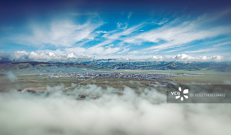 云端的甘南藏族自治州玛曲县城图片素材