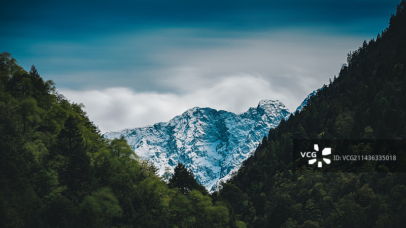 甲石口沟徒步20公里看白雪皑皑的群山俯瞰天空图片素材