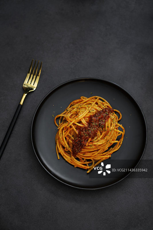 俯拍桌子上盘子里的意大利面图片素材