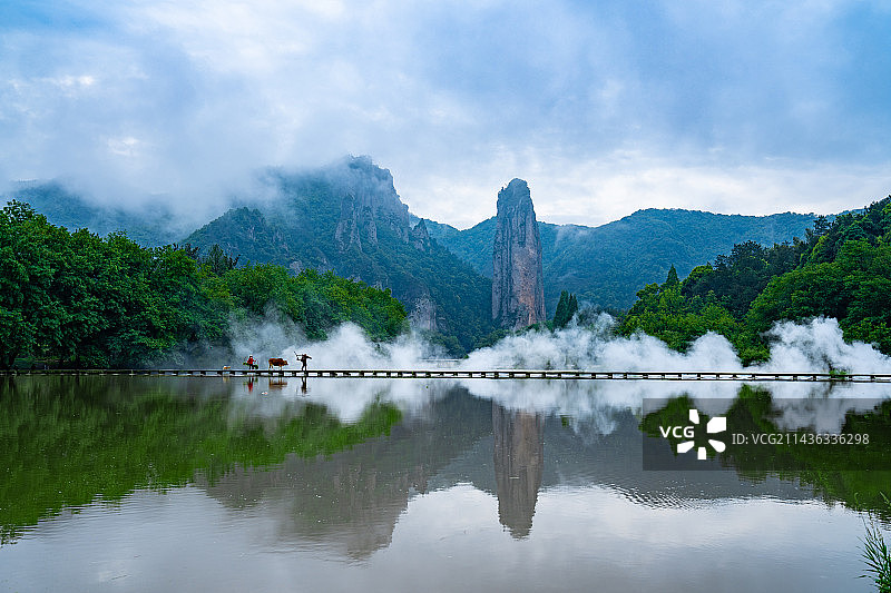 丽水缙云仙都朱潭山风景区老农牵牛图片素材