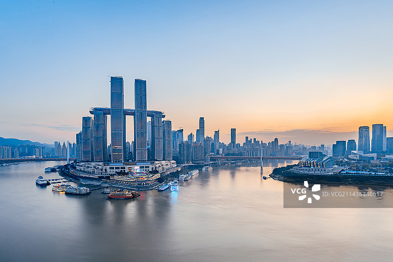 中国重庆朝天门来福士和重庆大剧院黄昏天际线风光图片素材