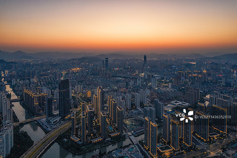 航拍夕阳下的温州市鹿城区图片素材