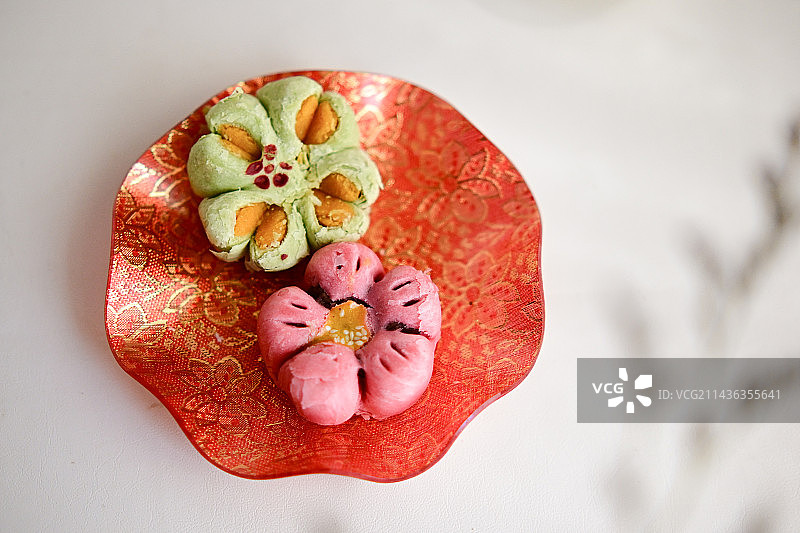 桌子上盘子里的中式糕点图片素材