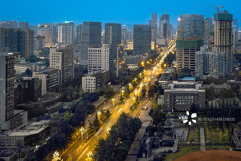 《夜色人民南路三段》市区主道串其中，一校东西隔两边。东边润育学医人，西边都是实习场。图片素材