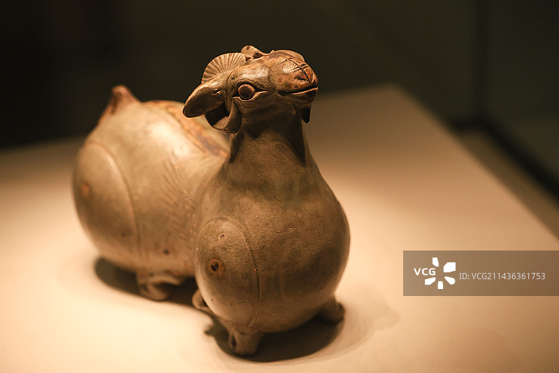 东晋青瓷羊形烛台图片素材