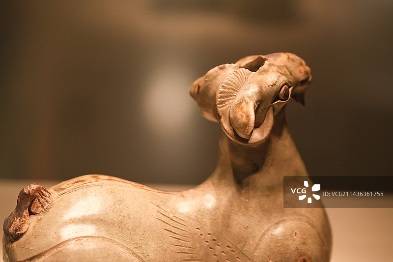 东晋青瓷羊形烛台图片素材