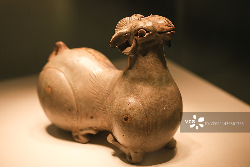 东晋青瓷羊形烛台图片素材