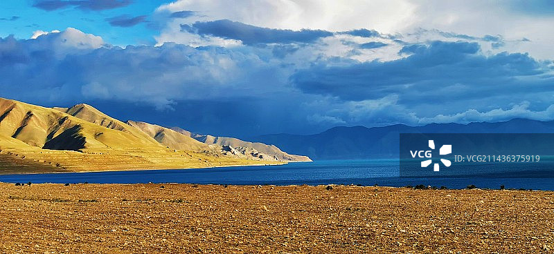 傍晚的当惹雍措全景图片素材