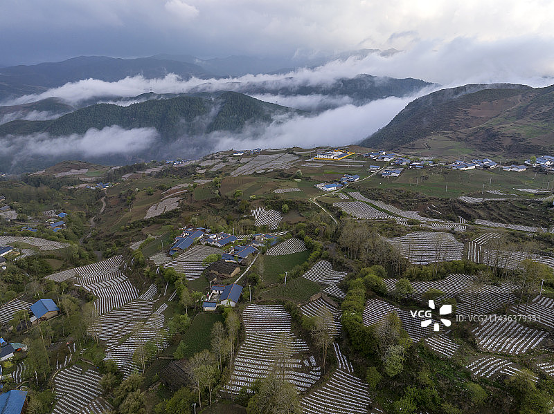 晨曦中的凉山彝族自治州山村图片素材