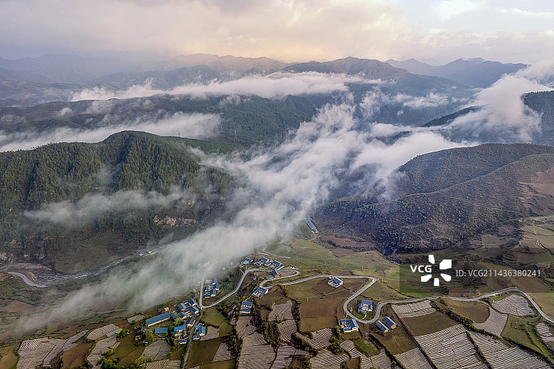 晨雾中凉山彝族自治州山村图片素材