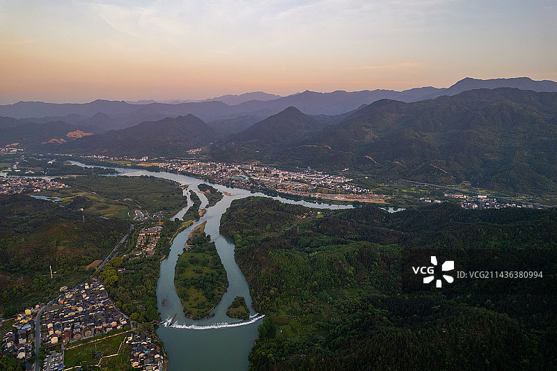 航拍傍晚时分的古堰画乡图片素材