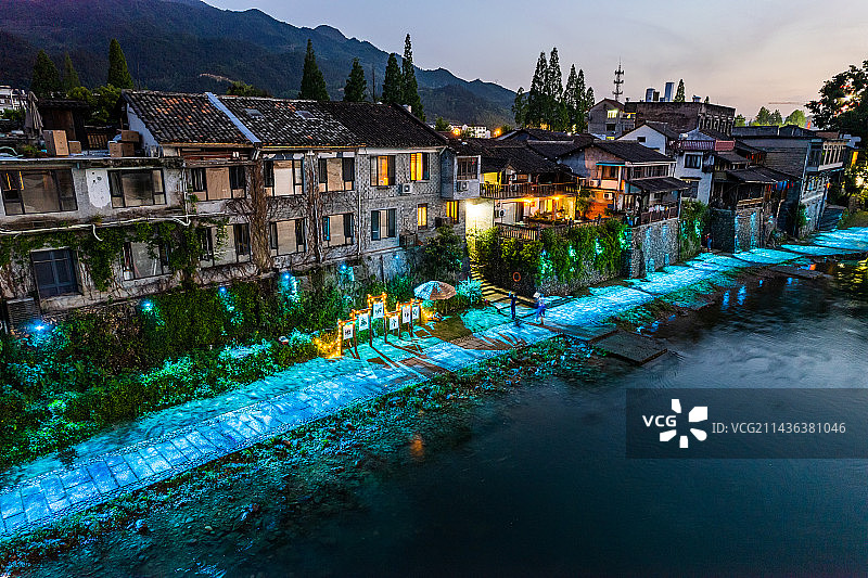 航拍傍晚时分的古堰画乡图片素材