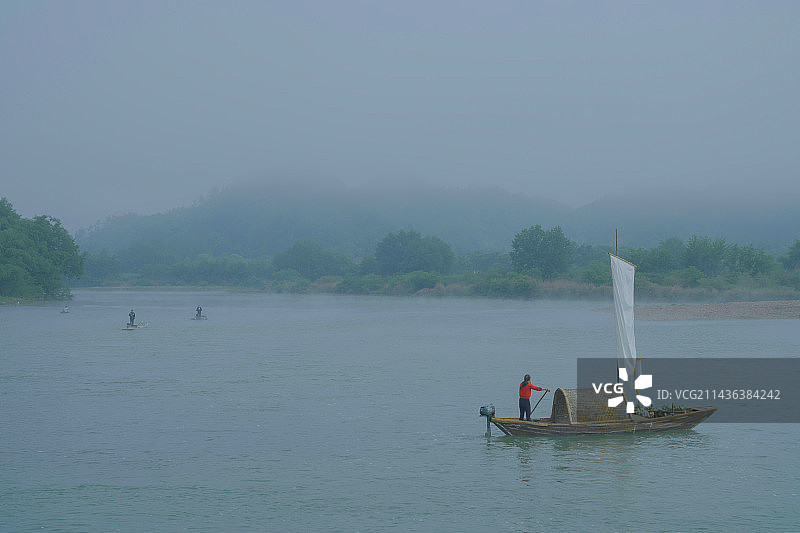 清晨晨雾中的古堰画乡图片素材