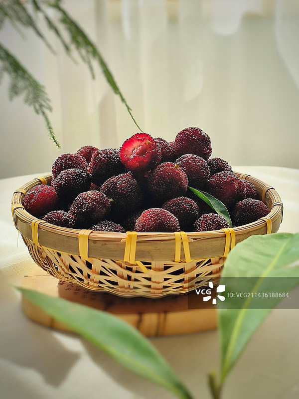 桌上篮子里水果的特写镜头图片素材