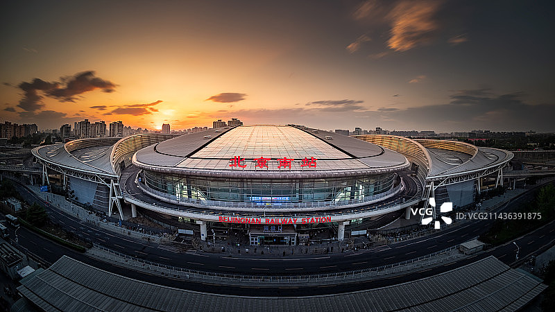 夕阳下的归途-北京南站图片素材