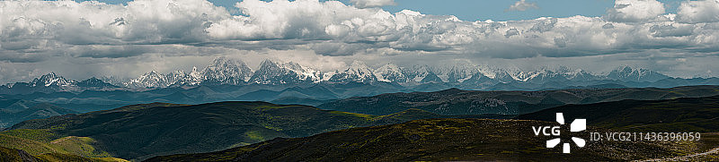 夏日里的贡嘎山全景图片素材