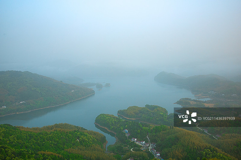 安徽省六安市屋脊山-大雾天气时的山对天景色图片素材