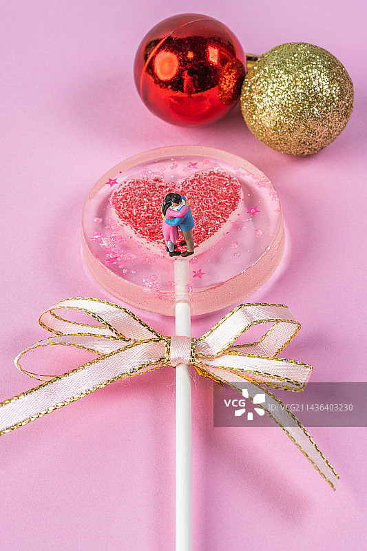 520情人节表白爱心棒棒糖波板糖情侣公主抱创意微缩景观图片素材