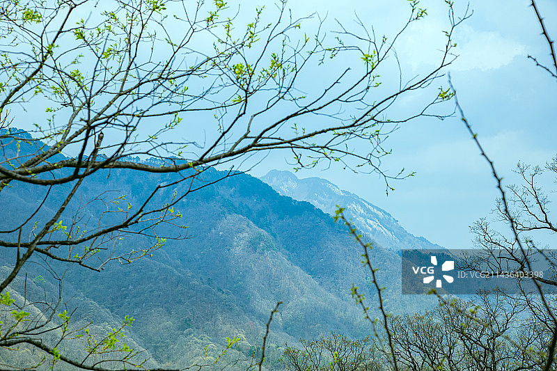 安徽省六安市马丁公路-蓝天映衬下的盘山风景图片素材
