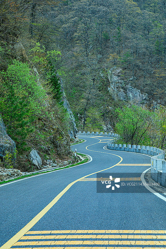 安徽省六安市马丁公路-蓝天映衬下的盘山风景图片素材