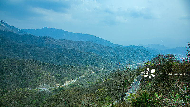 安徽省六安市马丁公路-蓝天映衬下的盘山风景图片素材