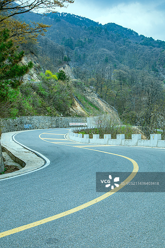 安徽省六安市马丁公路-蓝天映衬下的盘山风景图片素材