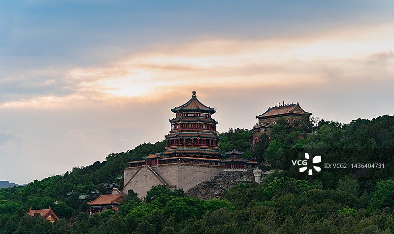 金光下的颐和园佛香阁图片素材