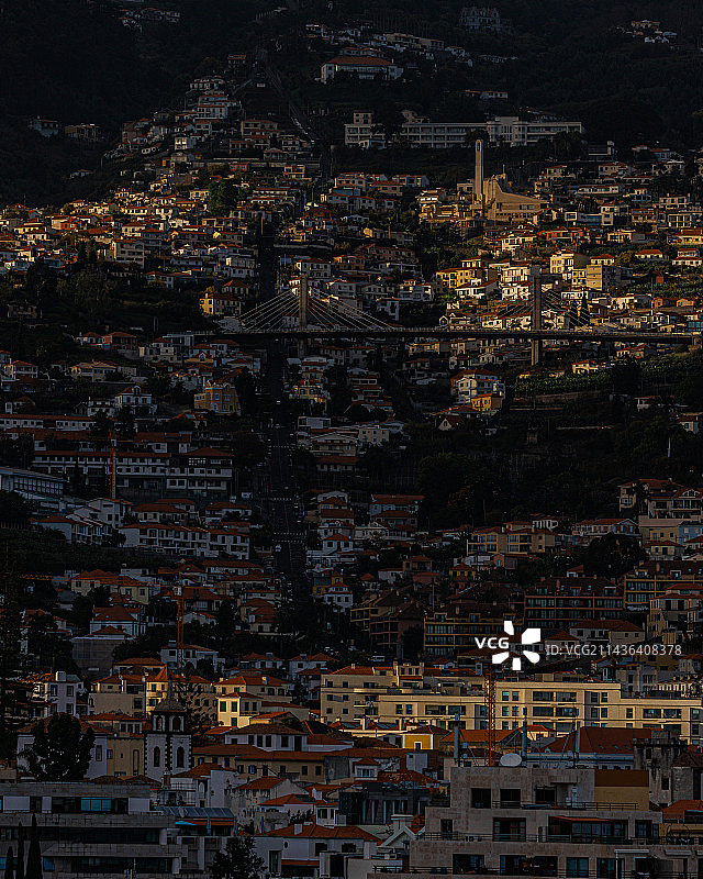 夕阳下的海边城市：Funchal图片素材