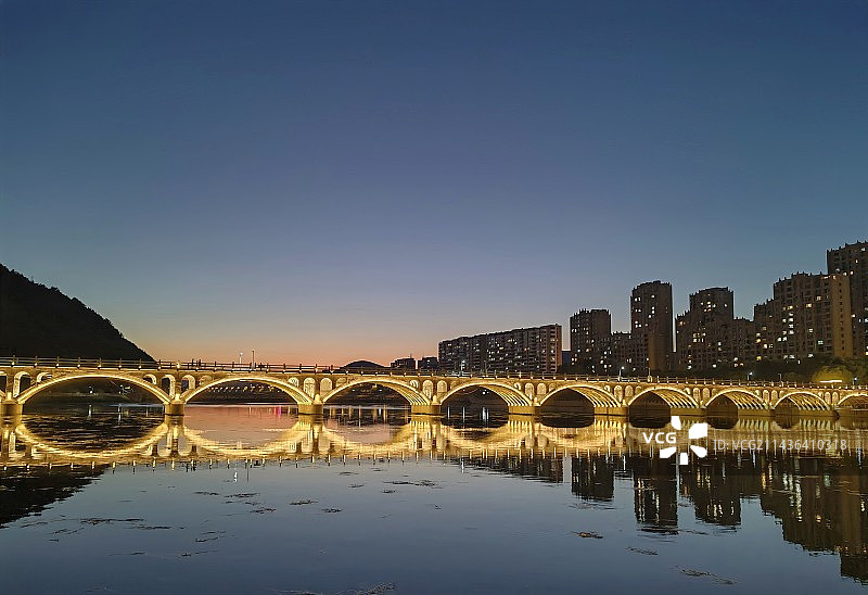 夕阳下的桥图片素材