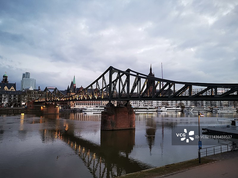 在多云的天空下看河上的桥图片素材
