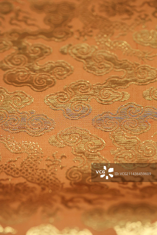 清代红地织金云龙缎子图片素材