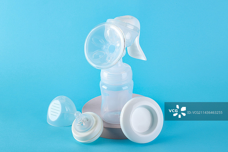 婴儿母乳手动吸奶瓶图片素材