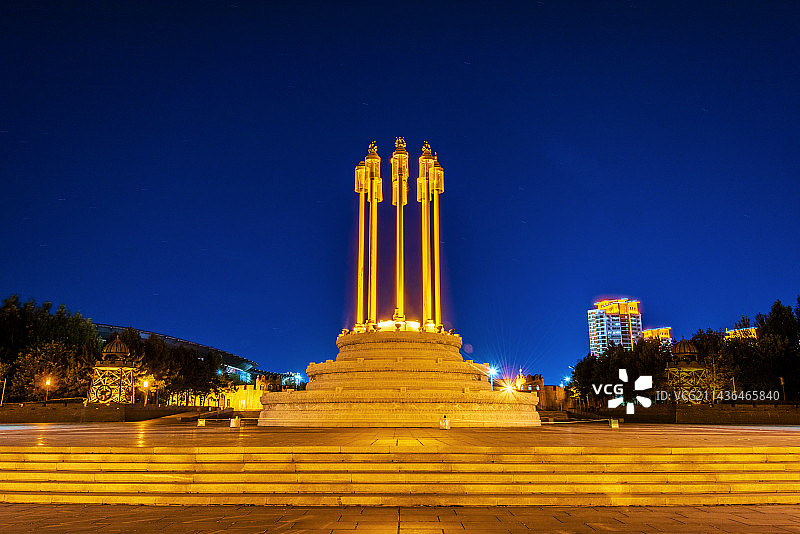 中国吉林松原纳仁汗公园苏鲁锭广场夜景图片素材
