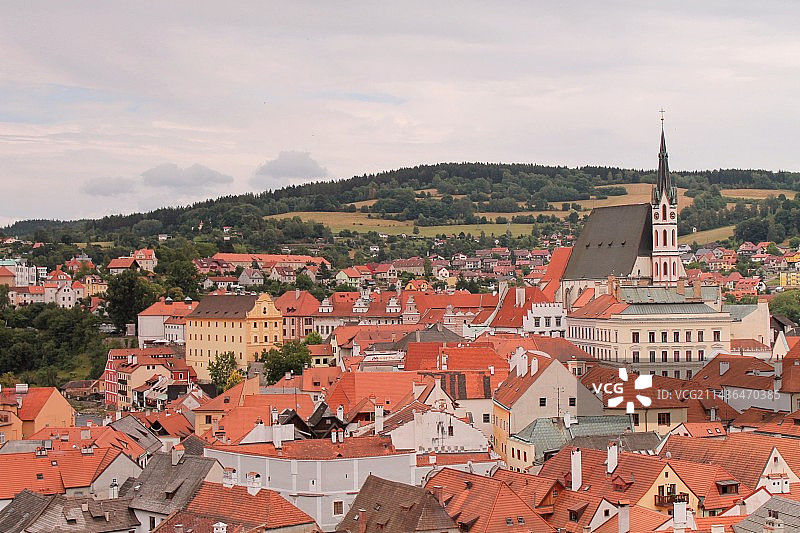 捷克旅行，城市市容，美丽的小镇，欧洲小镇，高角度拍摄的城市景观对天空图片素材