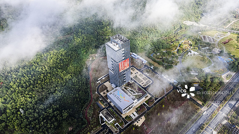 浓雾笼罩下的珠海斗门科创中心图片素材