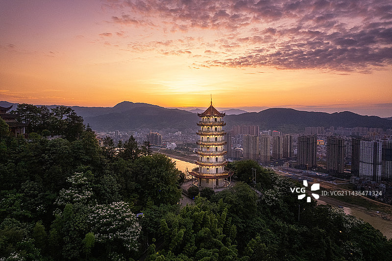 福建建瓯，夕阳下的善见塔图片素材