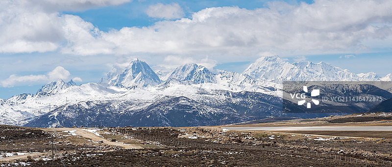 雪山下的康定机场图片素材