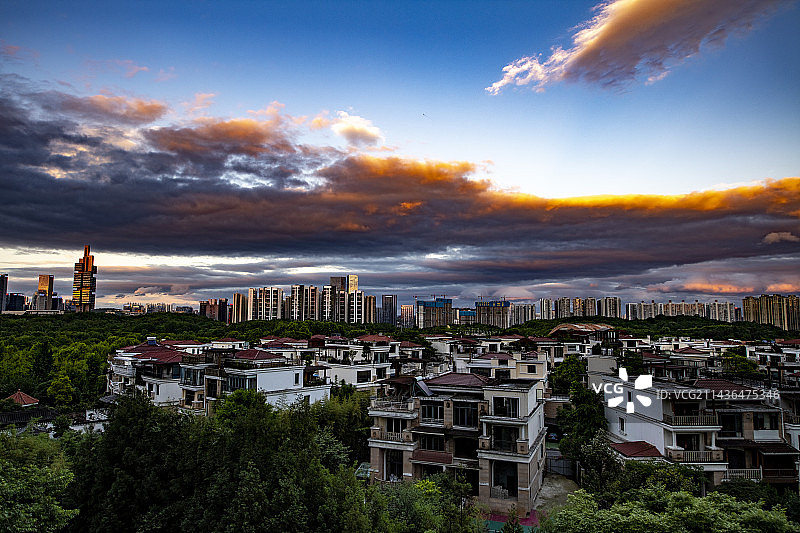 傍晚的贵阳市观山湖区金元国际新城图片素材