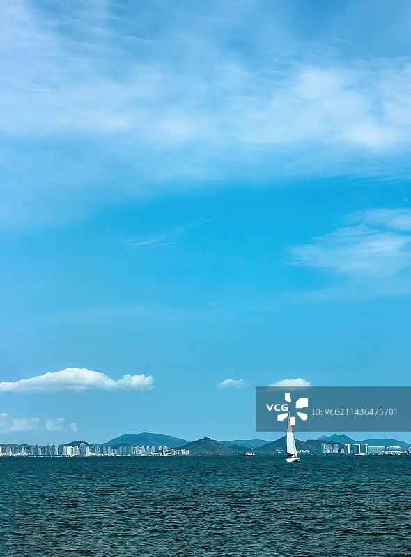 海南三亚西岛海上小小的帆船图片素材