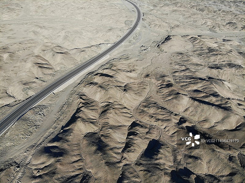 沙漠中的公路图片素材