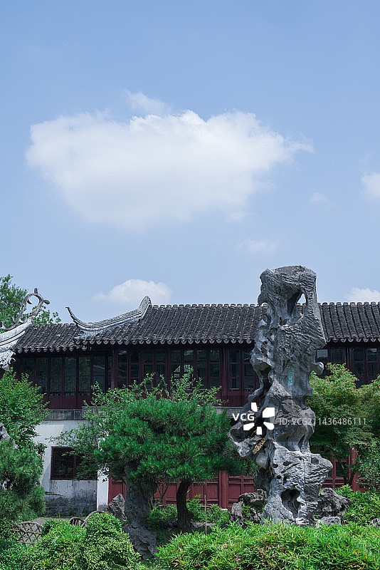 夏日的苏州留园冠云峰图片素材