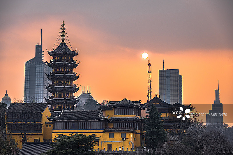 夕阳下的鸡鸣寺和紫峰大厦图片素材