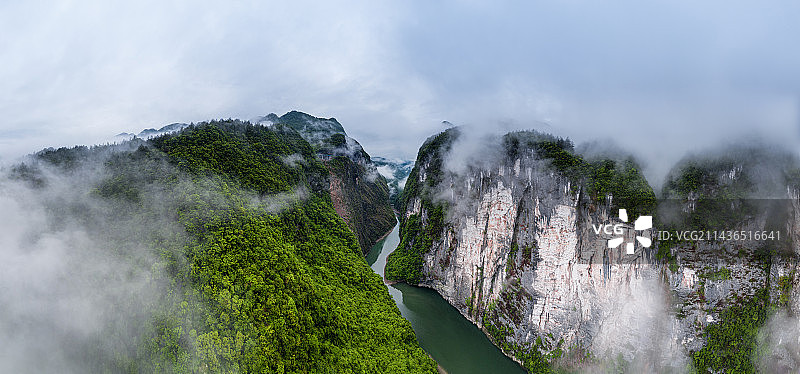 清晨屏山峡谷迷雾图片素材