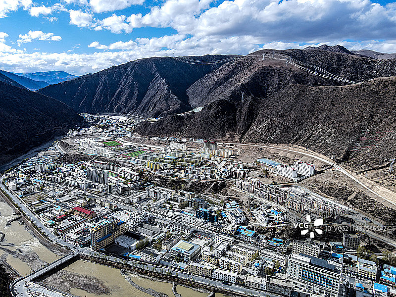 航拍视角下的左贡县城图片素材