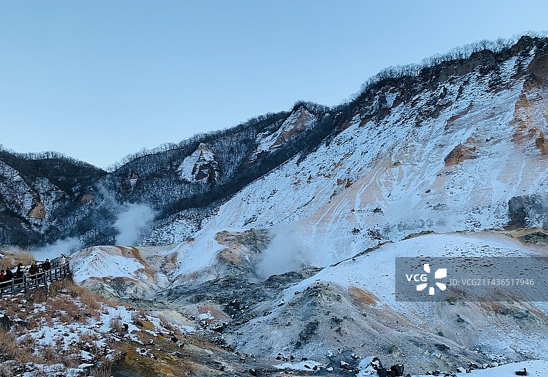 日暮时分的日本登别地狱谷火山温泉图片素材
