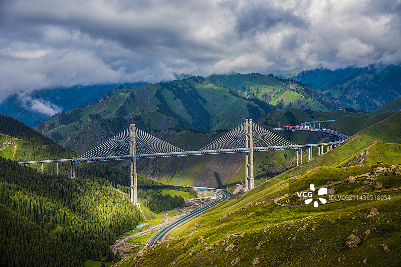 新疆果子沟大桥和隧道图片素材