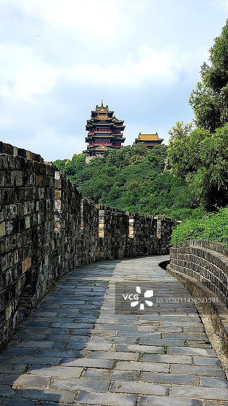 蓝天白云下的明城墙和阅江楼图片素材