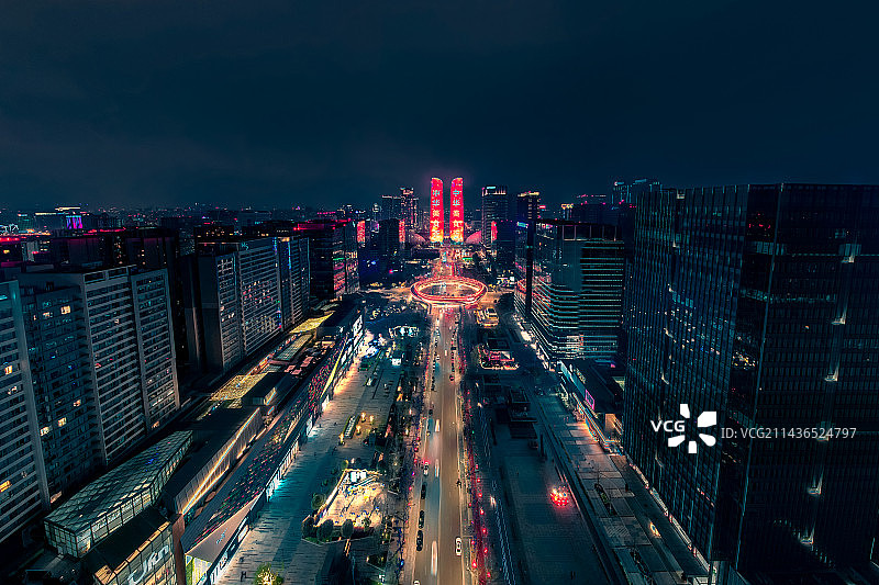 成都金融城交子之环和双子塔夜景航拍图片素材