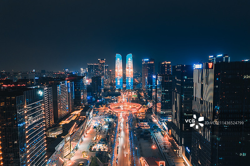 成都金融城交子之环和双子塔夜景航拍图片素材