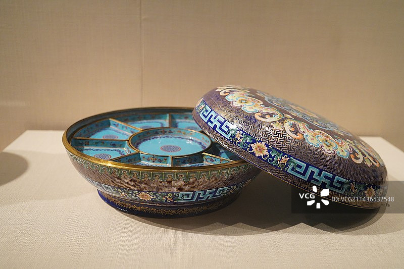 铜胎画珐琅福寿如意纹攒盒图片素材